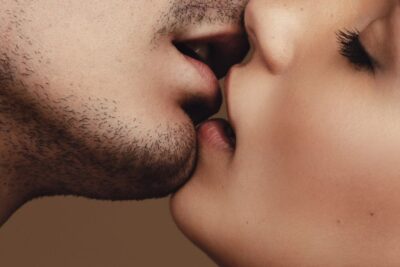 como dar un beso perfecto