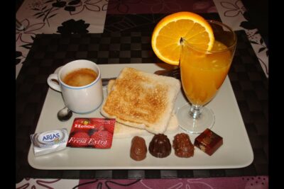 como preparar un desayuno romantico
